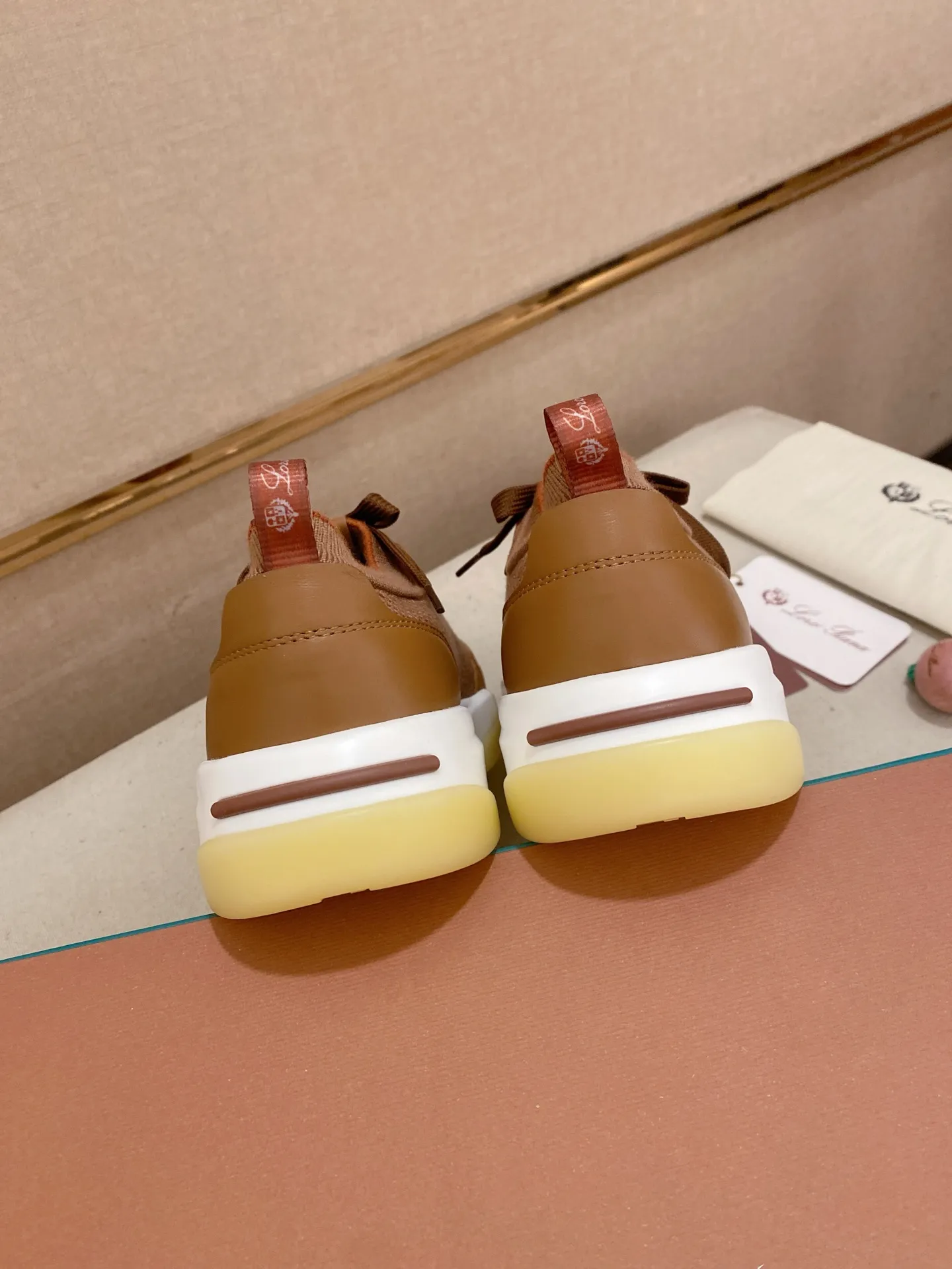 Men's shoes💰: 540💰🔥𝐥𝐨𝐫𝐨 𝐏𝐢𝐚𝐧𝐚 lp classic loafers, an Italian treasure brand, the only brand that can match Hermès! Only after wearing it do we realize that we can’t live up to our feet. The upper is made of imported first-layer cowhide with breathable fly-knit fabric, water-dyed cowhide foot pads, and the official original glass rubber outsole and pendant. Exclusive original packaging (tag ➕ brand paper ➕ outer box ➕ hand bag) code number: 38-44. Can be customized 45-46